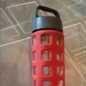 Ello Glass water bottle & removable rubber sleeve